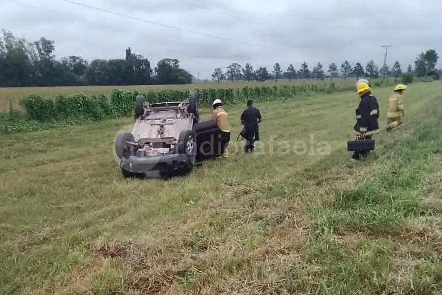 Espectacular vuelco en Ruta Nacional 34: una familia viajaba en el auto que quedó dado vuelta