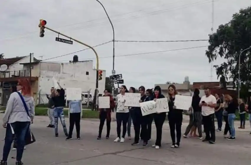 Trabajadores de la salud reclamaron por mejoras laborales frente al HIGA