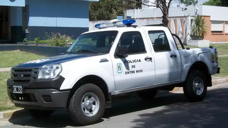 Condenaron a un policía que ordenó a una ex agente ir a trabajar en "minifalda y colaless"