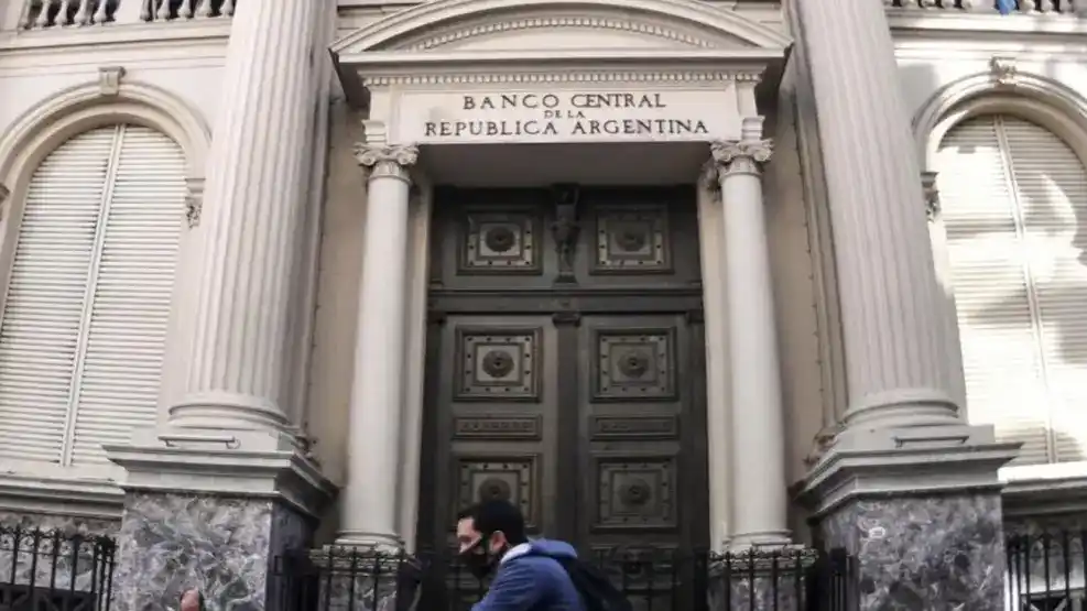 El BCRA acumula reservas y baja tasas para plazos fijos