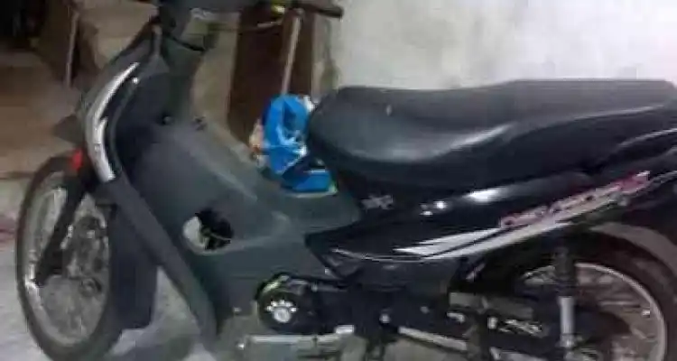Aprehendieron a dos jóvenes que manejaban una moto con la numeración adulterada