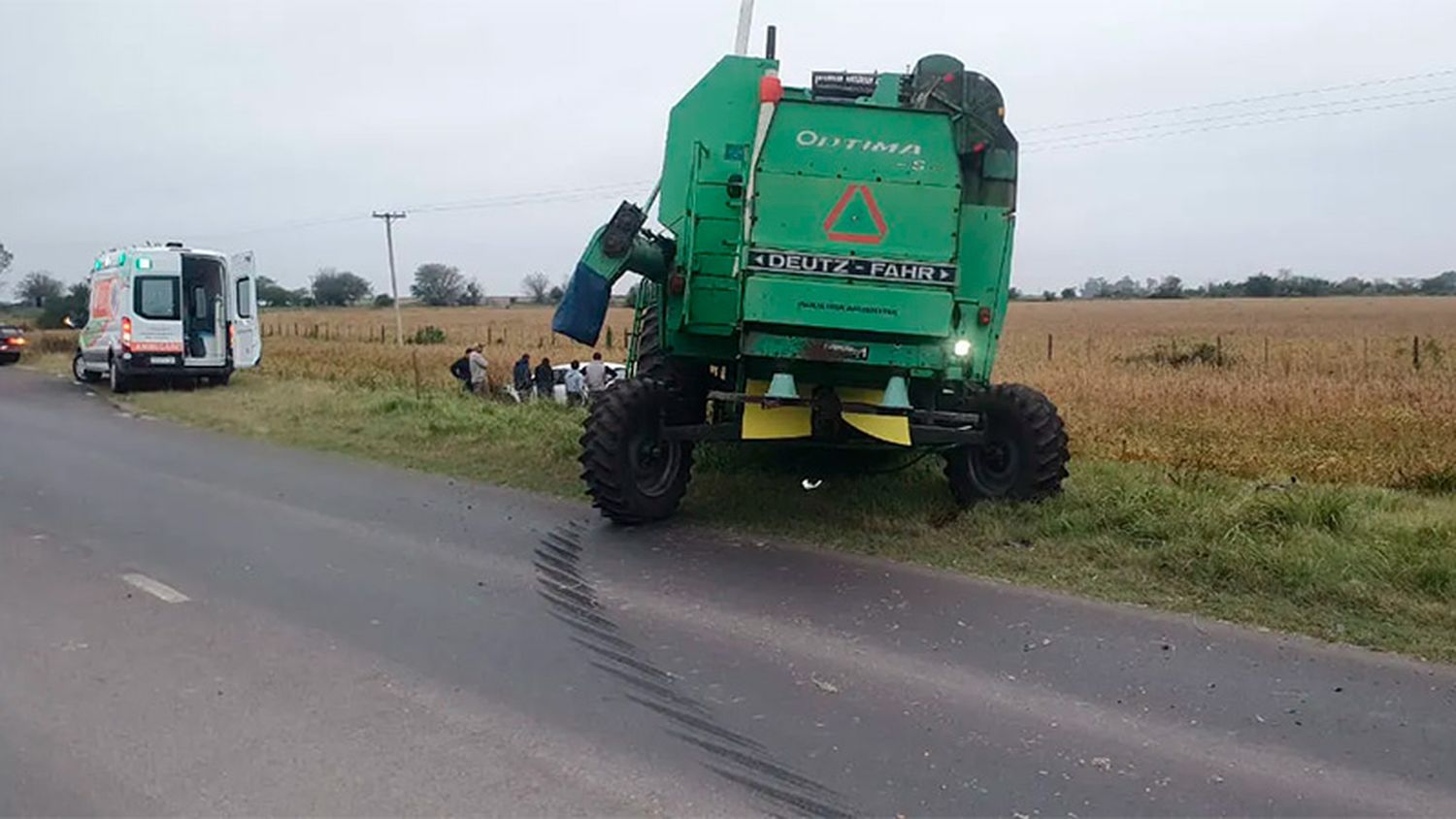 Un auto chocó de atrás a una cosechadora