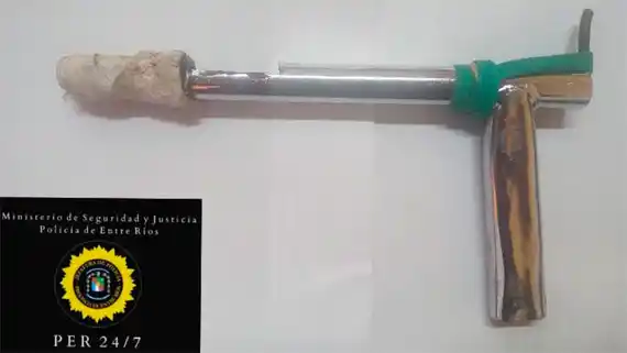 La policía detuvo a un joven de 18 años con una arma de fabricación casera