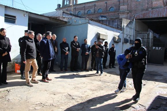 Provincia trasladó 83 reclusos del norte santafesino a los pabellones de Santa Felicia