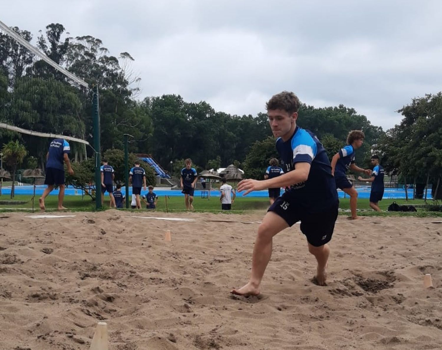 FOTO LIGA TANDILENSE DE FÚTBOL Juan Ignacio Chobadindeguy, en la arena del Balneario del Sol