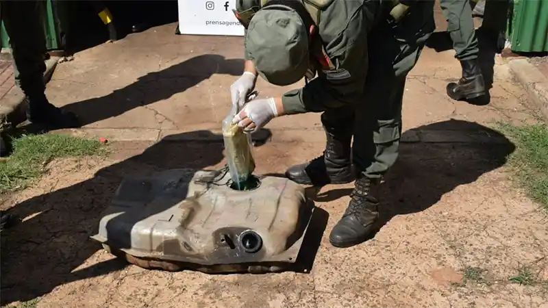 Circulaban por Ruta 14 con 17 kilos de marihuana ocultos en el tanque de combustible