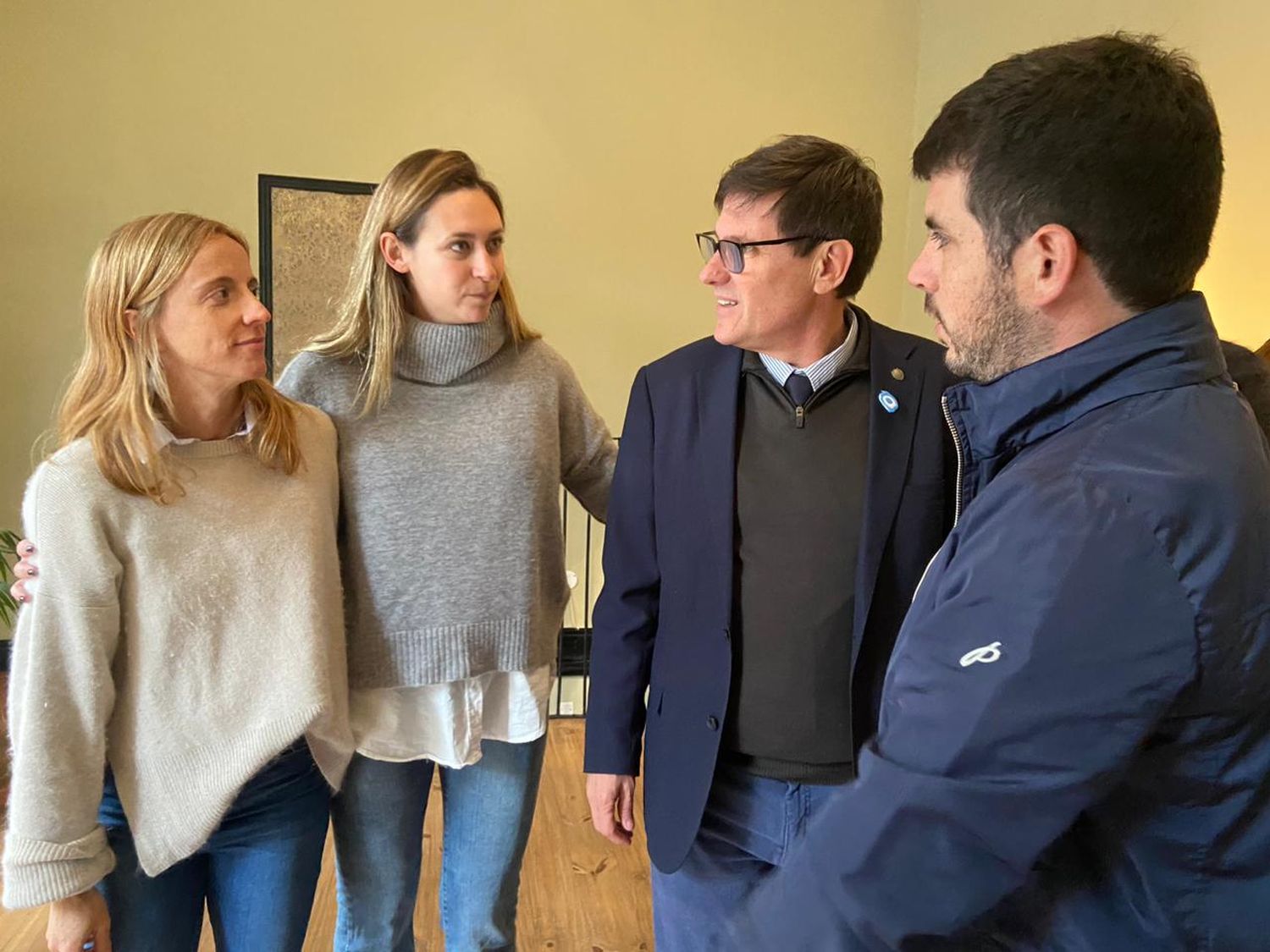 El ministro de Educación junto al intendente de Venado Tuerto Leonel Chiarella, la secretaria de la Producción Camila Vicente y la directora de Empleo Inés Paitovi.