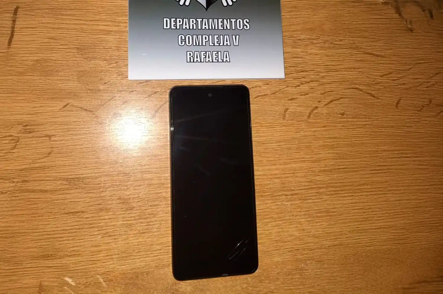 Se fue a dormir con la ventana abierta, un vivo pasó caminando y se llevó el celular: tras un allanamiento, lo recuperaron