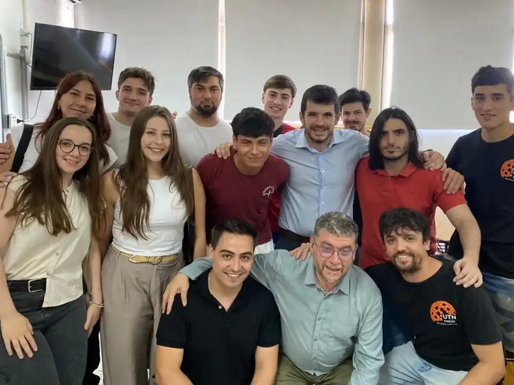 La gran noticia se refleja en los rostros de los estudiantes, acompañados del decano Jorge Rena y el intendente Leonel Chiarella. Foto: Gentileza