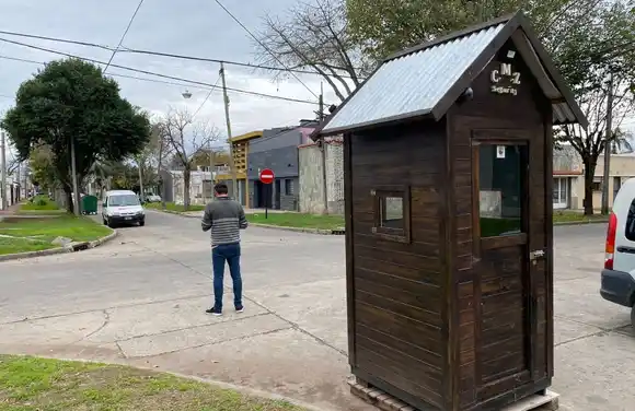 En Alberdi, los vecinos lograron disminuir los delitos con una garita y personal de seguridad privada