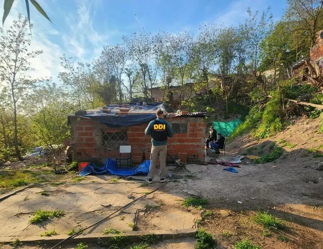 La vivienda allanada está ubicada en la barranca, cerca de la escuela 11.