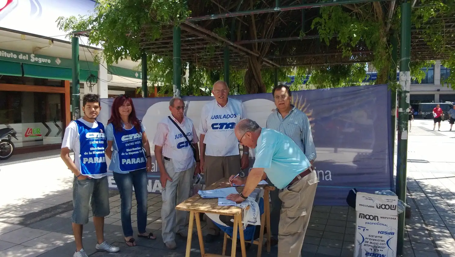 Jubilados juntaron firmas para exigir el 82 % móvil