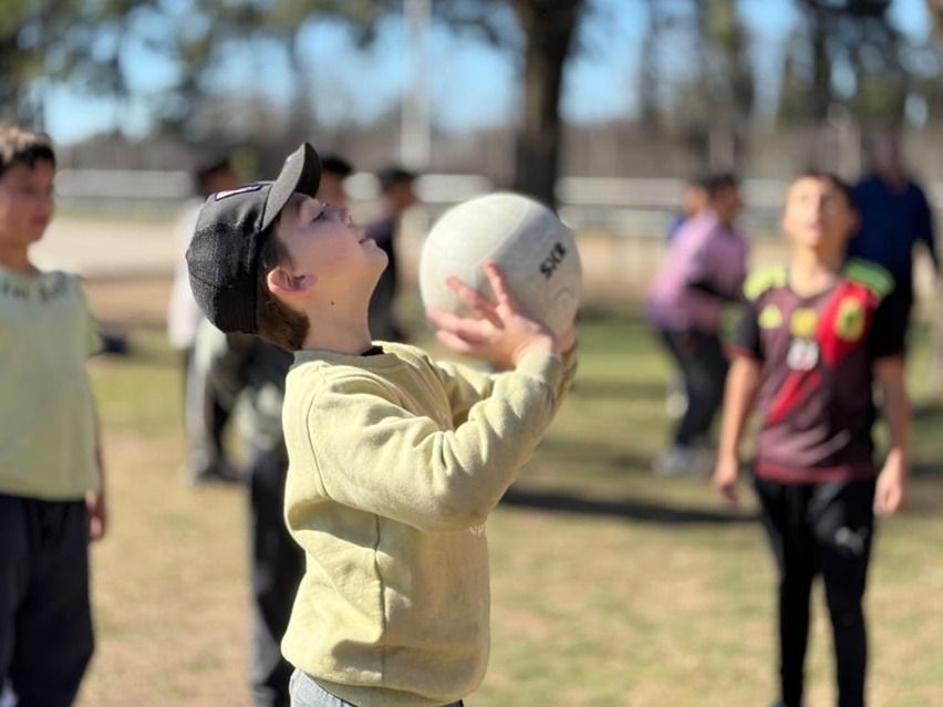 Juego, risas y diversión en la Colonia Municipal de Invierno.
