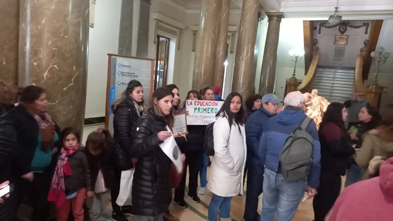 Padres de escuelas rurales se manifestaron en la Municipalidad y fueron recibidos por Lunghi