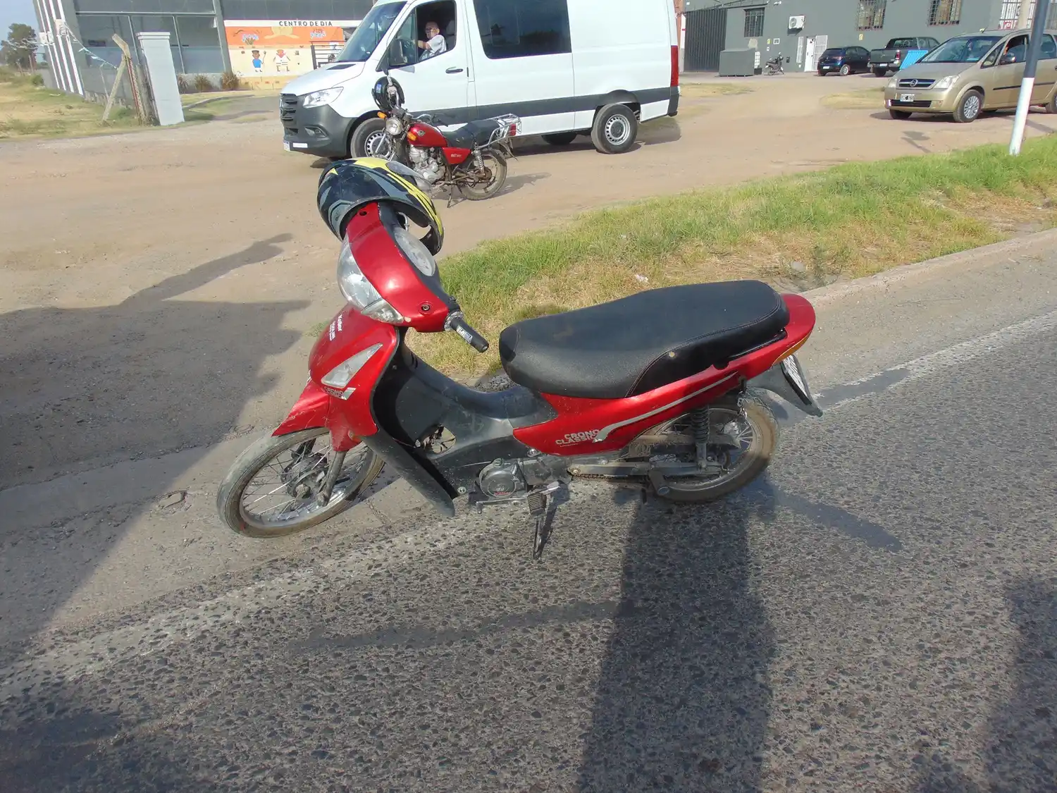 La motocicleta en que se movilizaban las dos personas hospitalizadas.