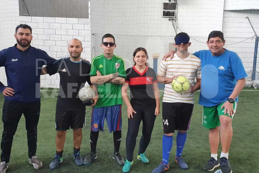 Fútbol para ciegos en Rafaela: "Es como volver a aprender, es como nacer y volver a aprender a jugar al fútbol"