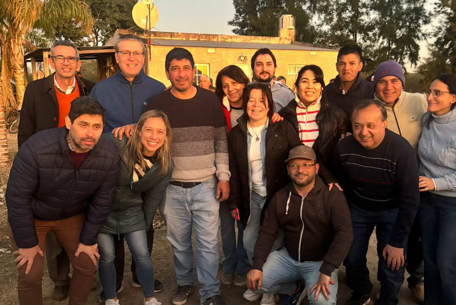 En el centro de la foto el presidente comunal electo de Golondrina, Carlos Domínguez, de pulover a rayas y junto a referentes radicales del norte provincial.