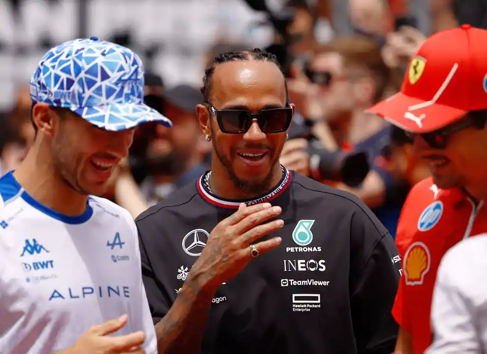 El británico, siete veces campeón del mundo, terminó una posición detrás del argentino.