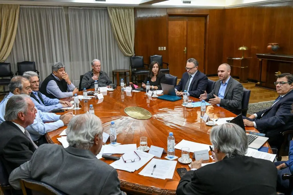 Gobierno, CGT y la UIA acordaron medidas para mejorar los salarios: Adelanto de paritarias y canasta básica
