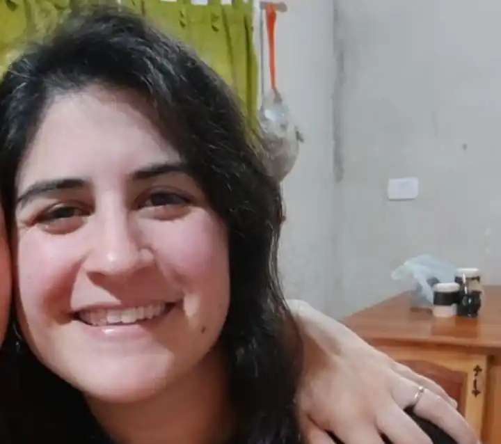 Tiene 28 años y cuando fue vista por última vez vestía una campera camouflada. Tiene en el antebrazo tatuajes con la leyenda "Tefy y Eze".