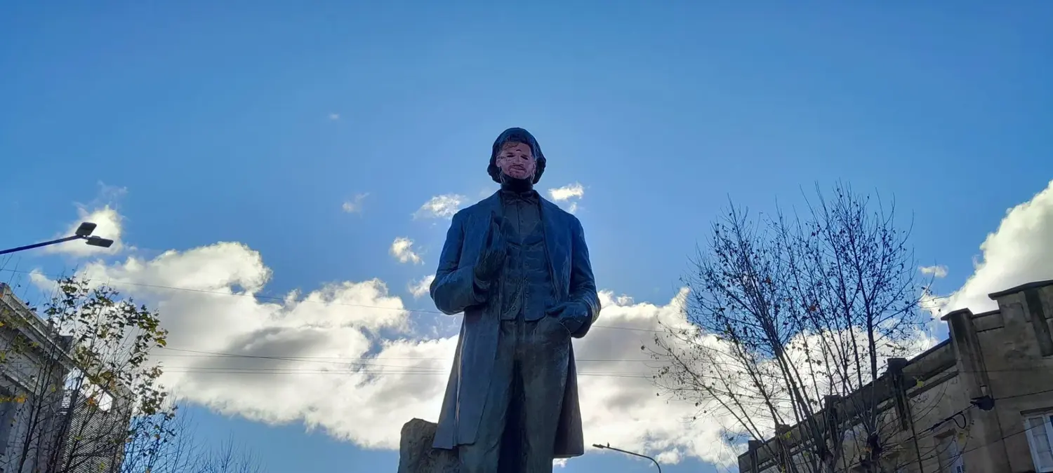 Lobería: el monumento a Mitre amaneció con la cara de Lionel Messi tras los festejos por la clasificación