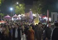 Miles de personas disfrutaron el Viernes Santo recorriendo la Feria Artesanal en la diagonal Illia