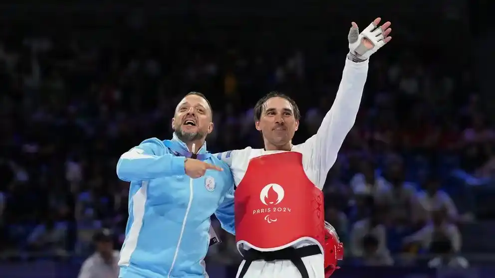 Juan Eduardo Samorano celebra su victoria ante el uzbeko Javokhir Alikulov. FOTO: Infobae.