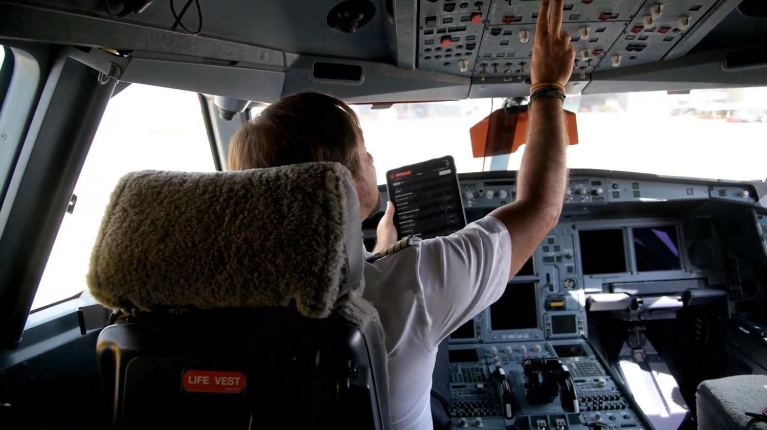 Iberia sustituye el libro de a bordo en papel por una solución digital eTLB