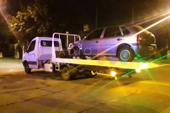 Se llevó puesto una camioneta estacionada a la madrugada y el test de alcoholemia le dio positivo