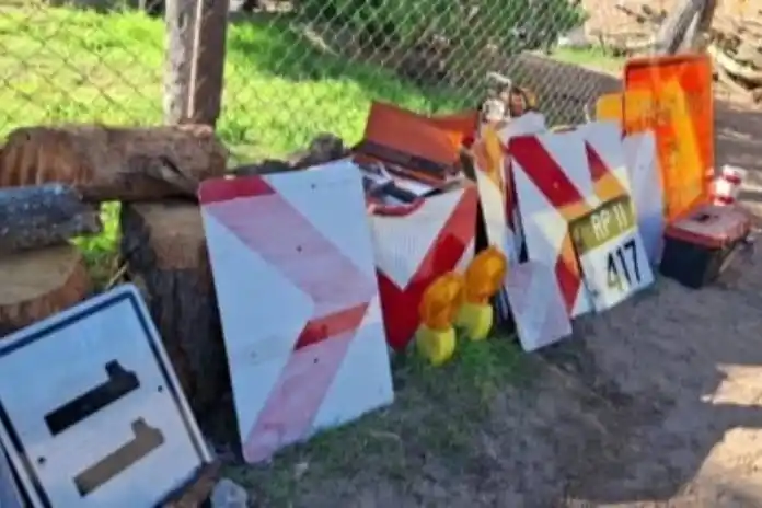 Los carteles fueron recuperados en el domicilio allanado por la Policía.