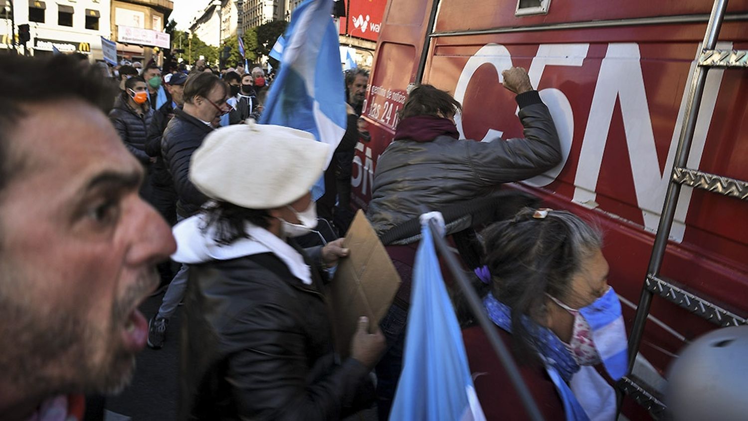 Cafiero, Taiana y Alfonsín expresaron su solidaridad con los periodistas de C5N atacados