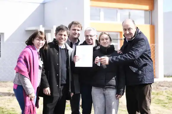 Kicillof en Olavarría: entregó viviendas y recordó las “casas de cartón” que impulsó un exintendente y candidato de LLA
