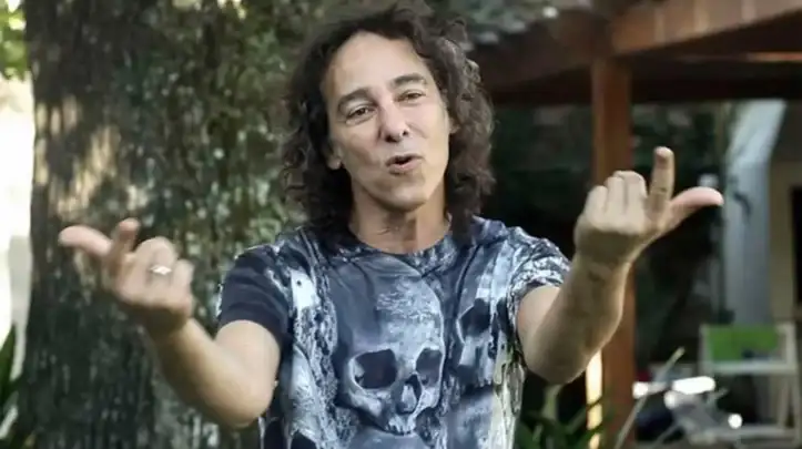 Javier Calamaro: "El verdadero genocidio lo están cometiendo con esa vacuna llena de grafeno y metales pesados"