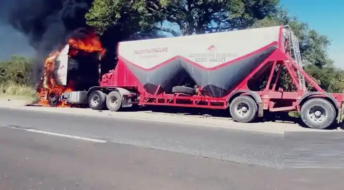 Un camión se incendió en la Ruta 12