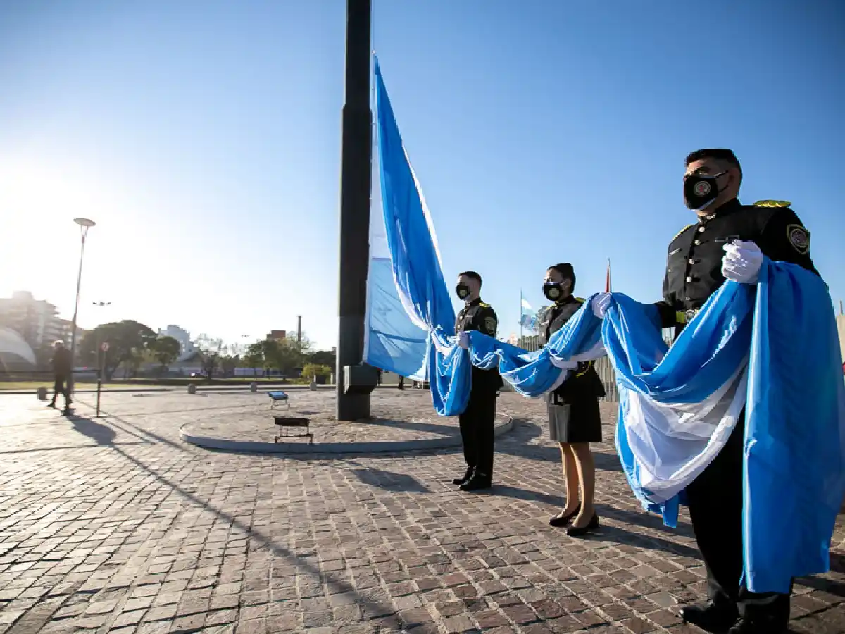 Calvo encabezó el acto por el Día de la Bandera en Córdoba   