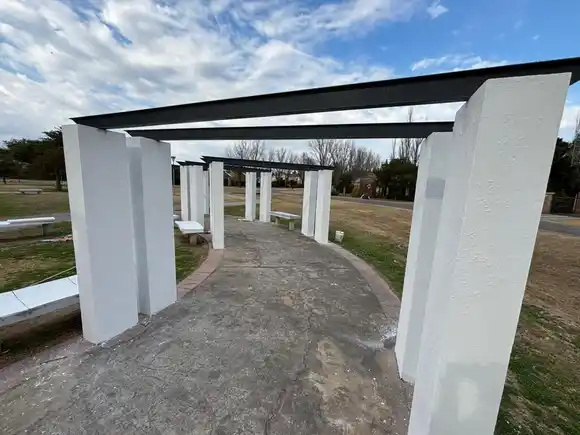 Puesta en valor de la pérgola en la plaza Elda Massoni