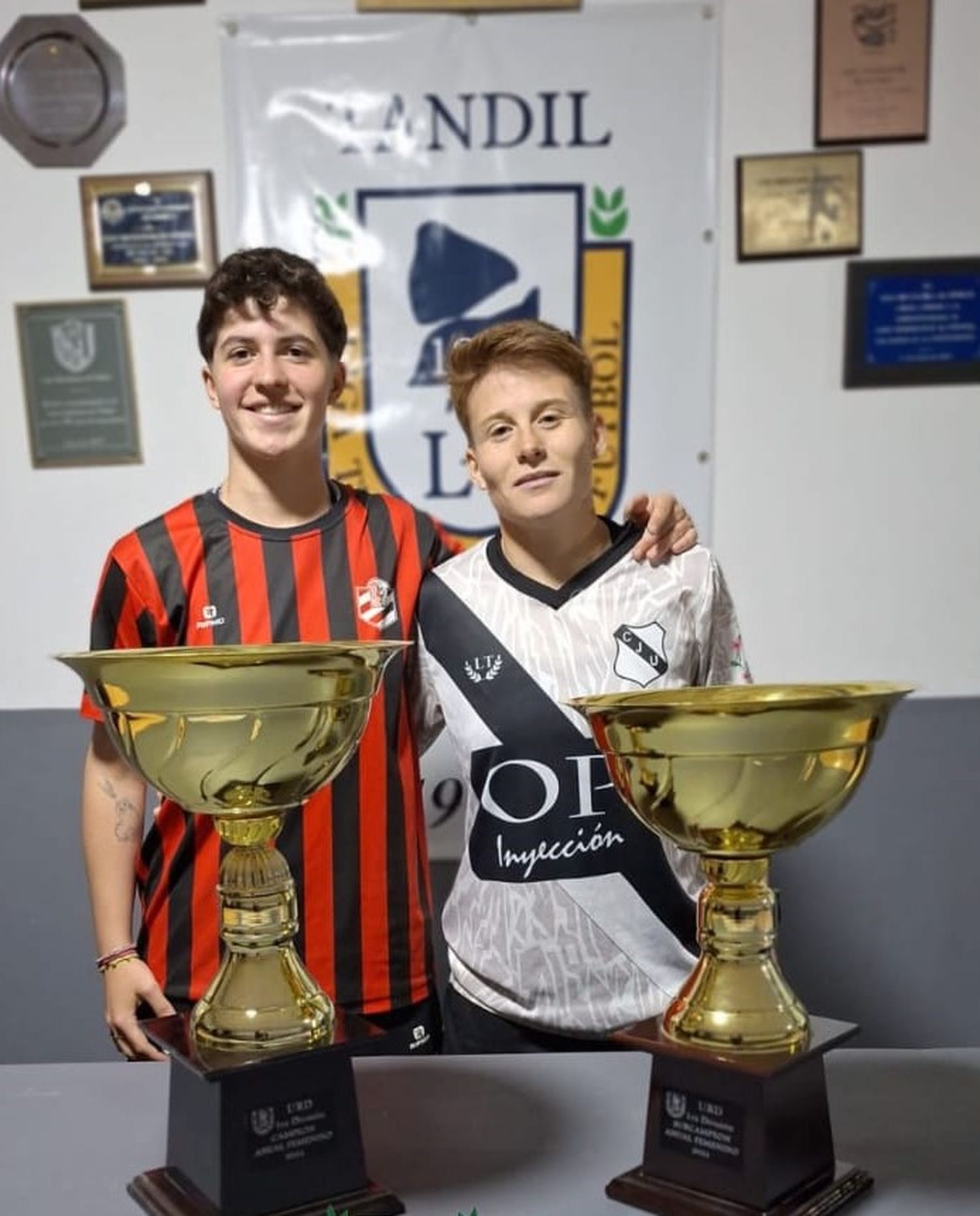 FOTO LIGA TANDILENSE DE FÚTBOL Nuria Schneeberger (Independiente) y Manuela Durán (Juventud Unida), capitanas de los equipos finalistas.