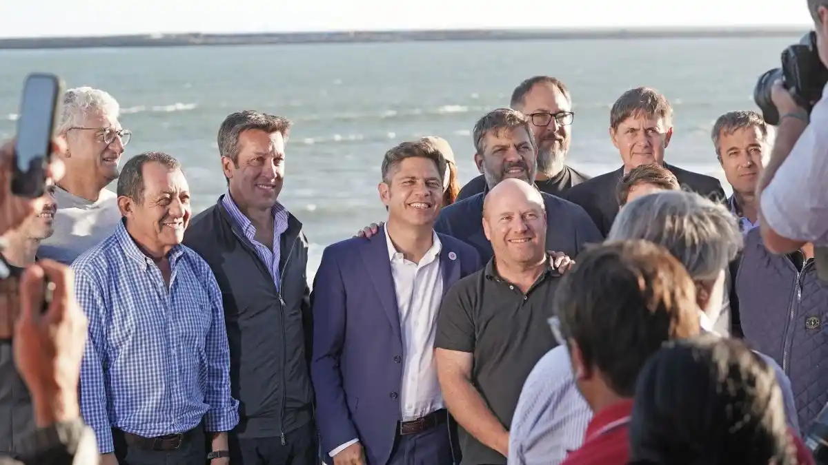 Axel Kicillof con intendentes y con militantes