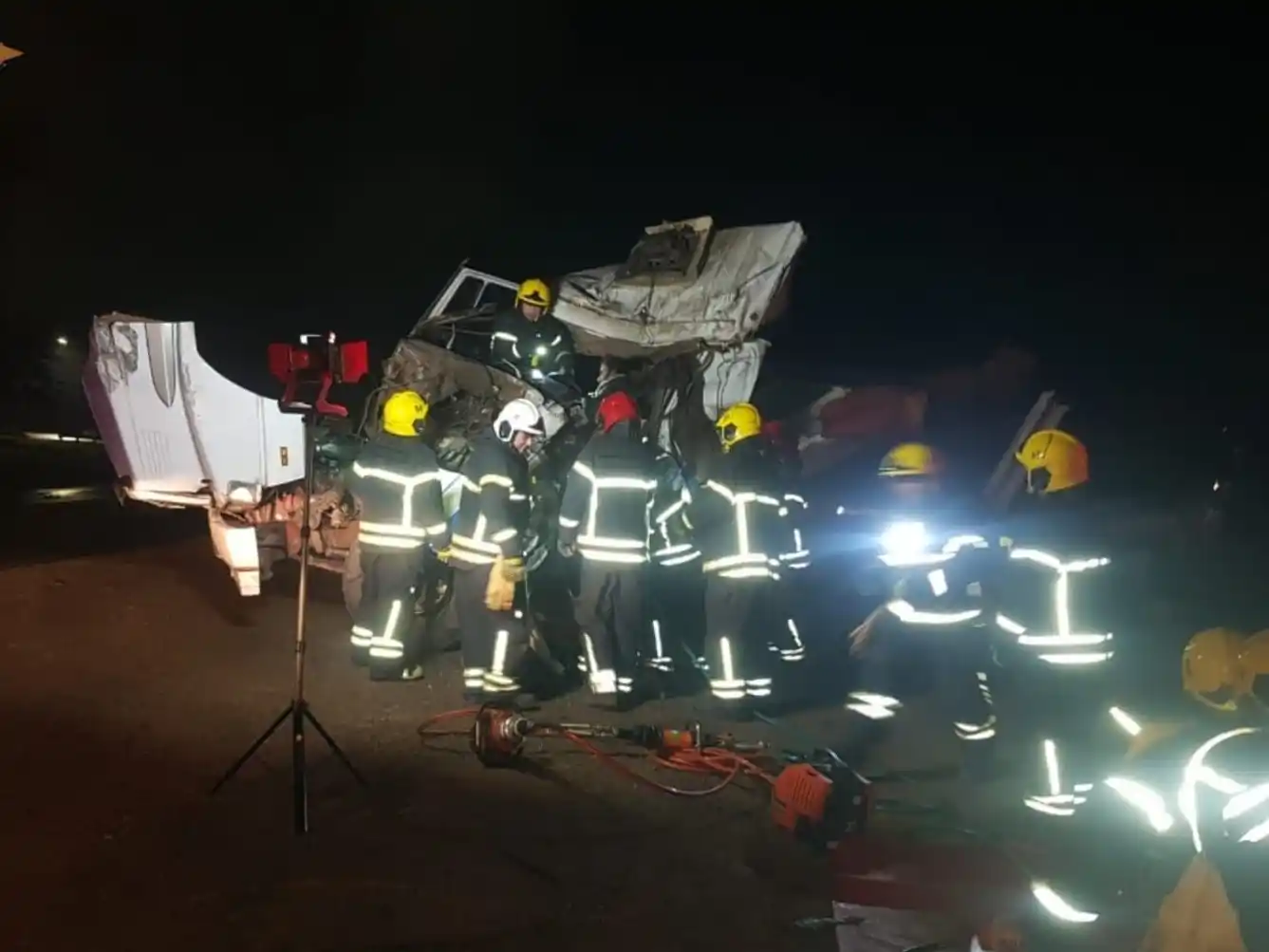 Los servidores públicos trabajando en el lugar el accidente.