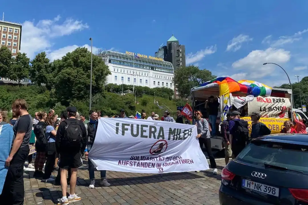 “¡Nain fur Milei in Hamburg, no a Milei en Hamburgo, no a Milei en Alemania! ¡No los queremos!”, gritaban los manifestantes.