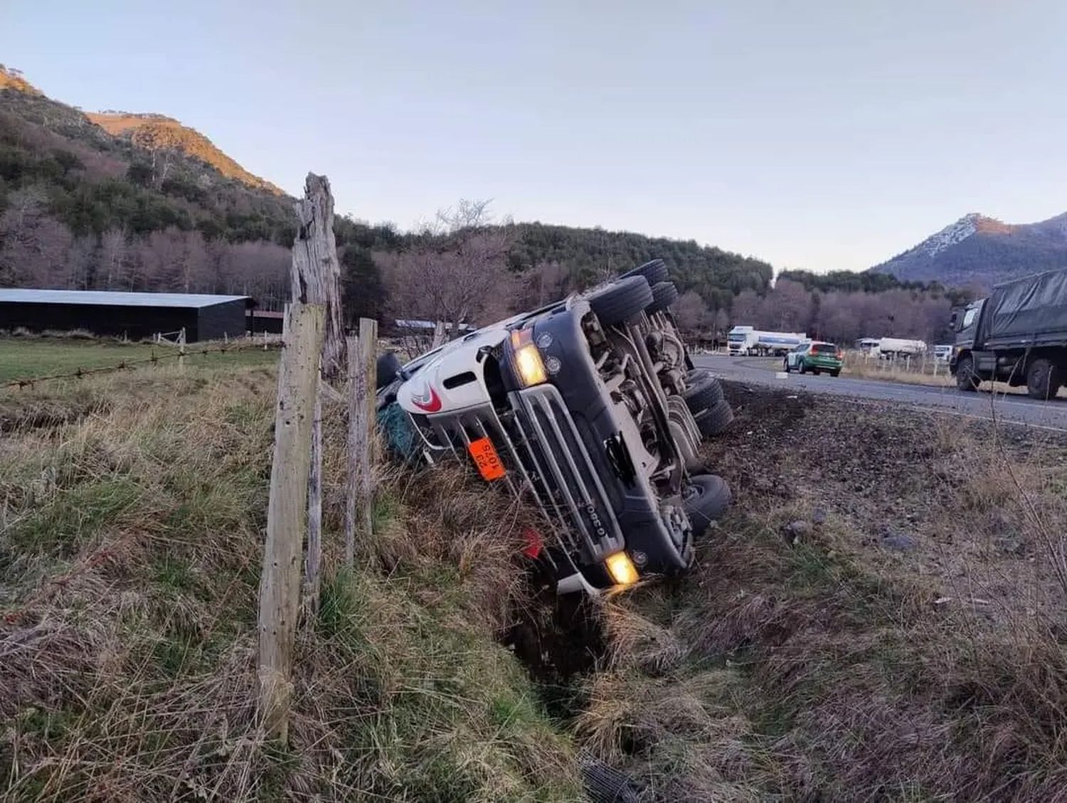 Dos camioneros argentinos murieron en Chile: uno volcó y otro de Gonzáles Chaves sufrió un paro cuando quiso ayudar