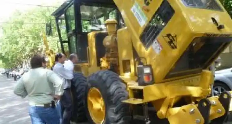 El municipio presentó una motoniveladora