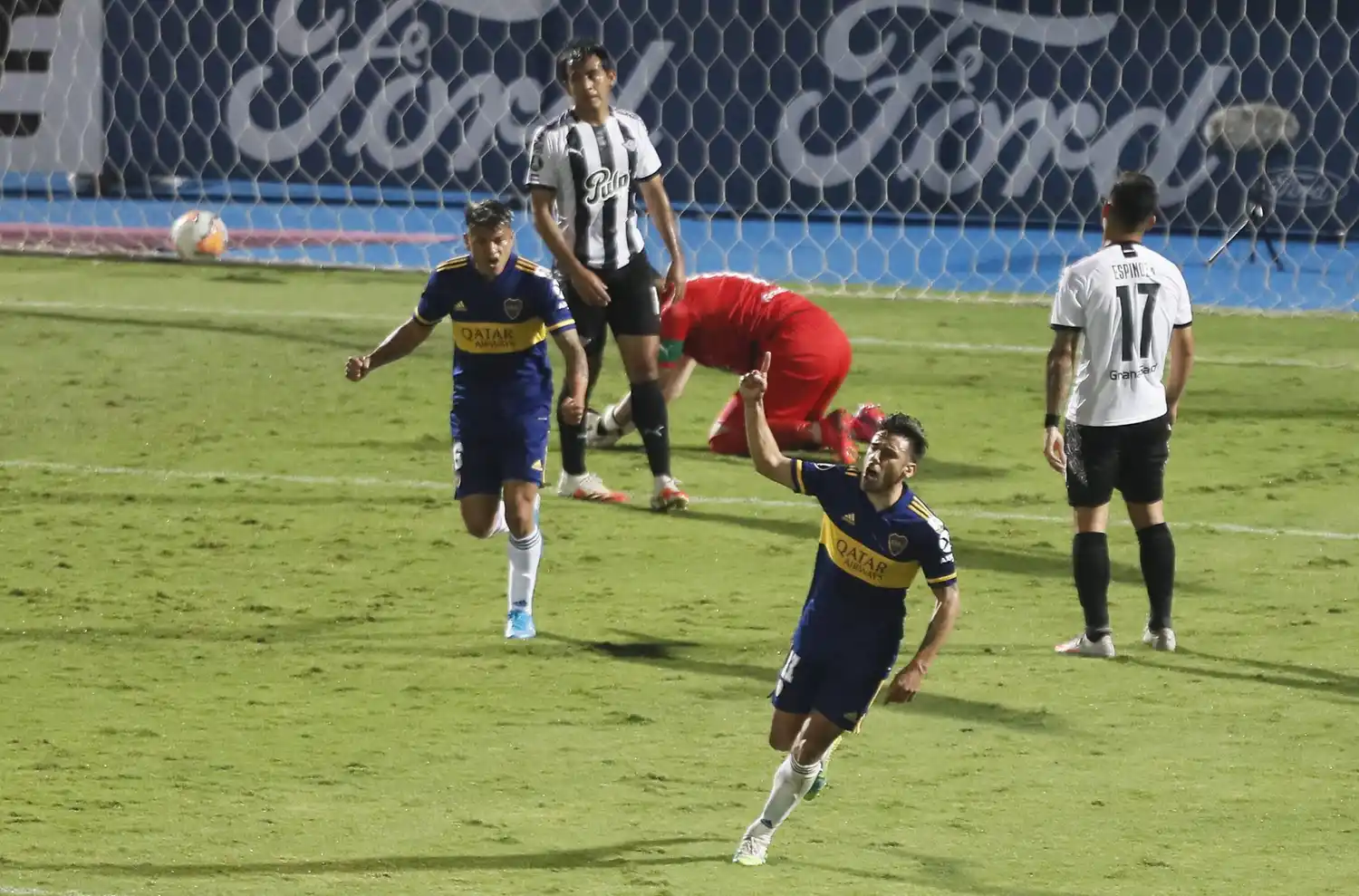 Boca no sintió el parate y ganó 2 a 0 en Paraguay