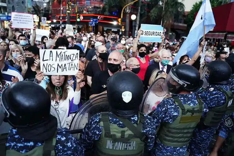 Masiva marcha por el crimen del kiosquero y reclamos al Gobierno