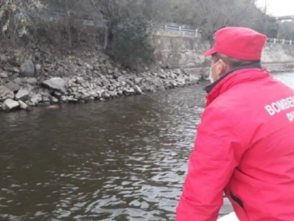 Encontraron muerto a un hombre a orillas del lago San Roque