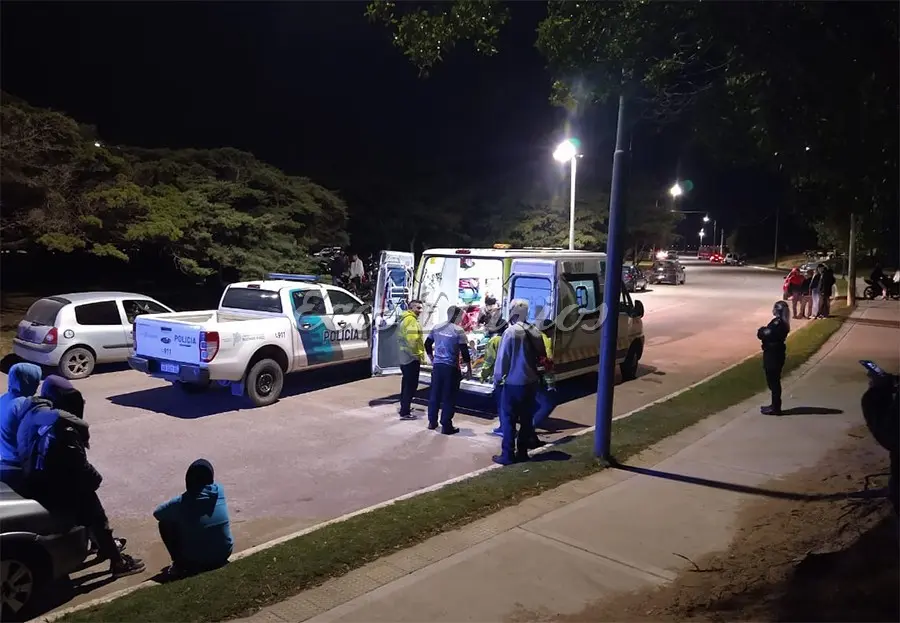 Un motociclista colisionó contra un móvil policial