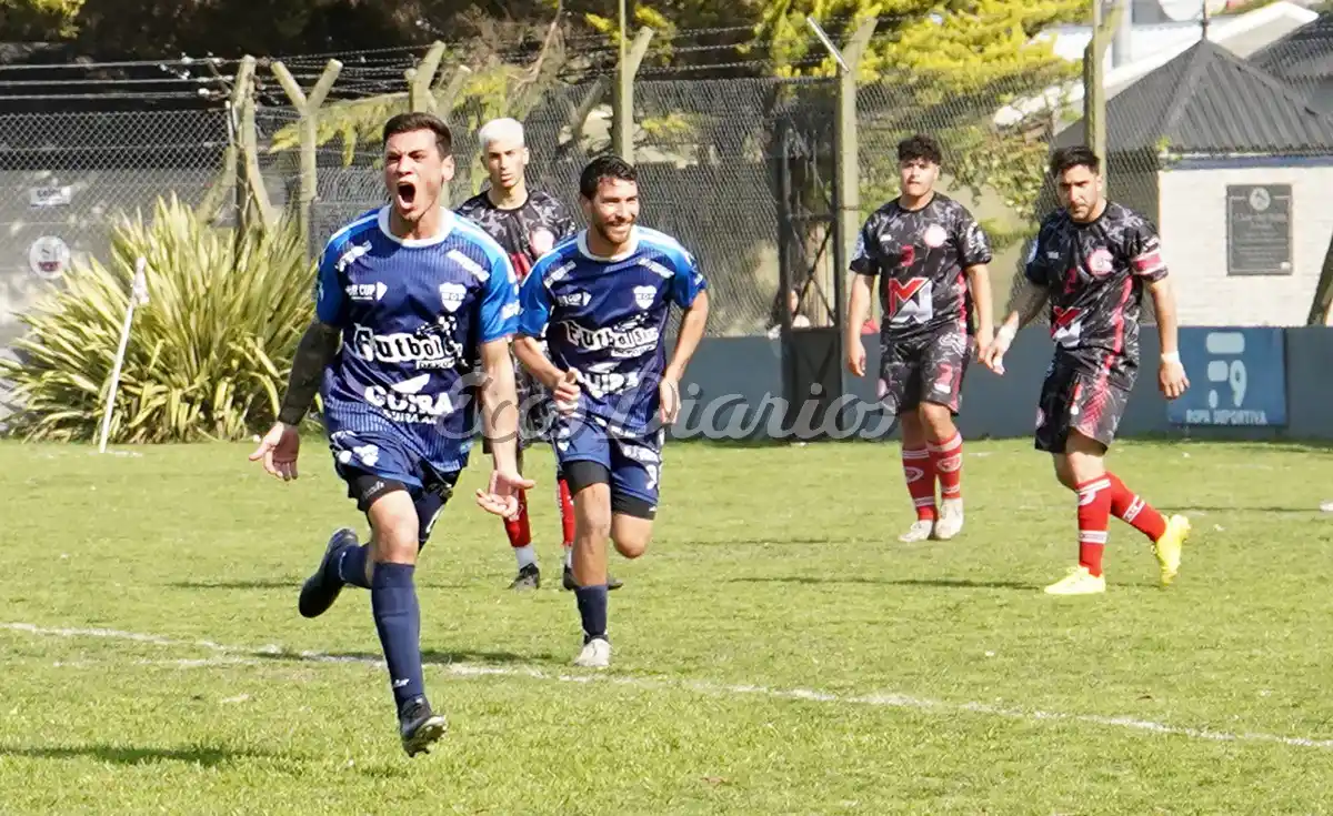 Grito de gol. Matías Sampayo luego de abrir el marcador en el "Pérez y Fernández"