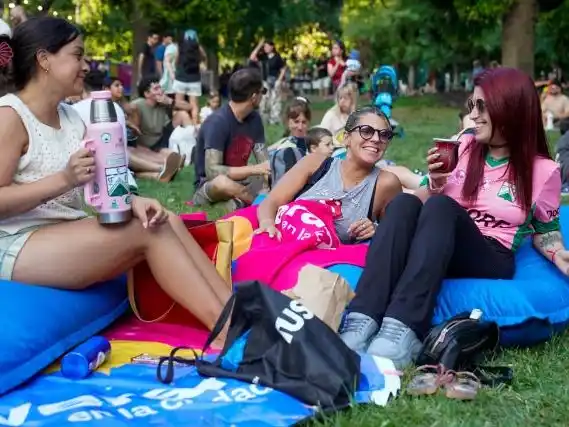 La Ciudad se transforma en escenario abierto durante todo el verano, con propuestas culturales en cada barrio.