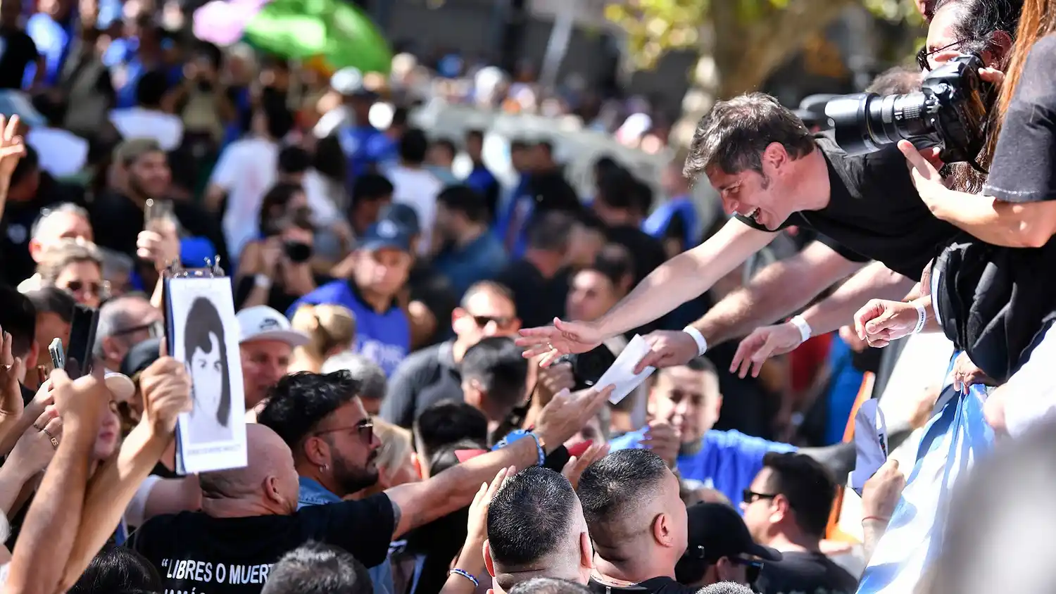 "Esta multitud nos muestra que los negacionistas ya fracasaron: ni en los pibes, ni en los laburantes ni en los barrios entró el espantoso discurso del olvido", enfatizó.