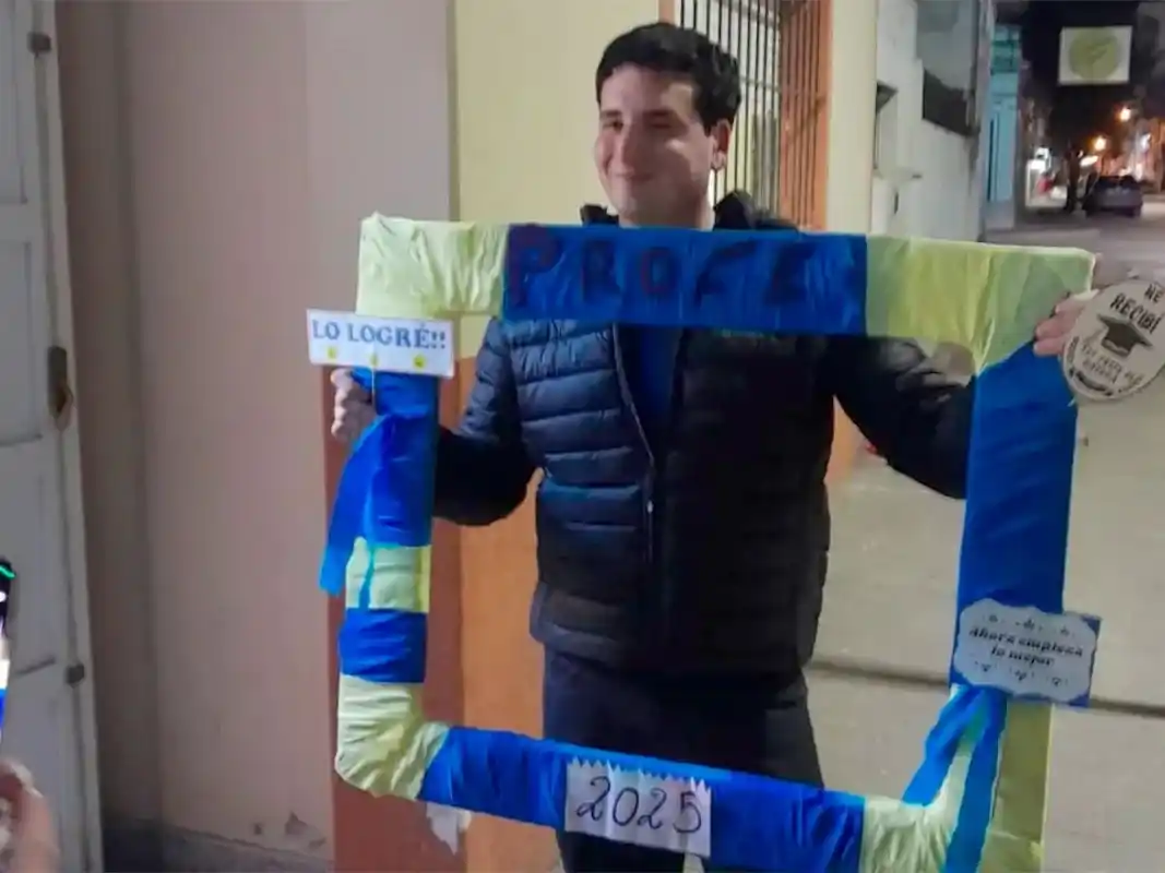 Gran logro educativo que inspira: joven hipoacúsico se recibió de Profesor de Historia